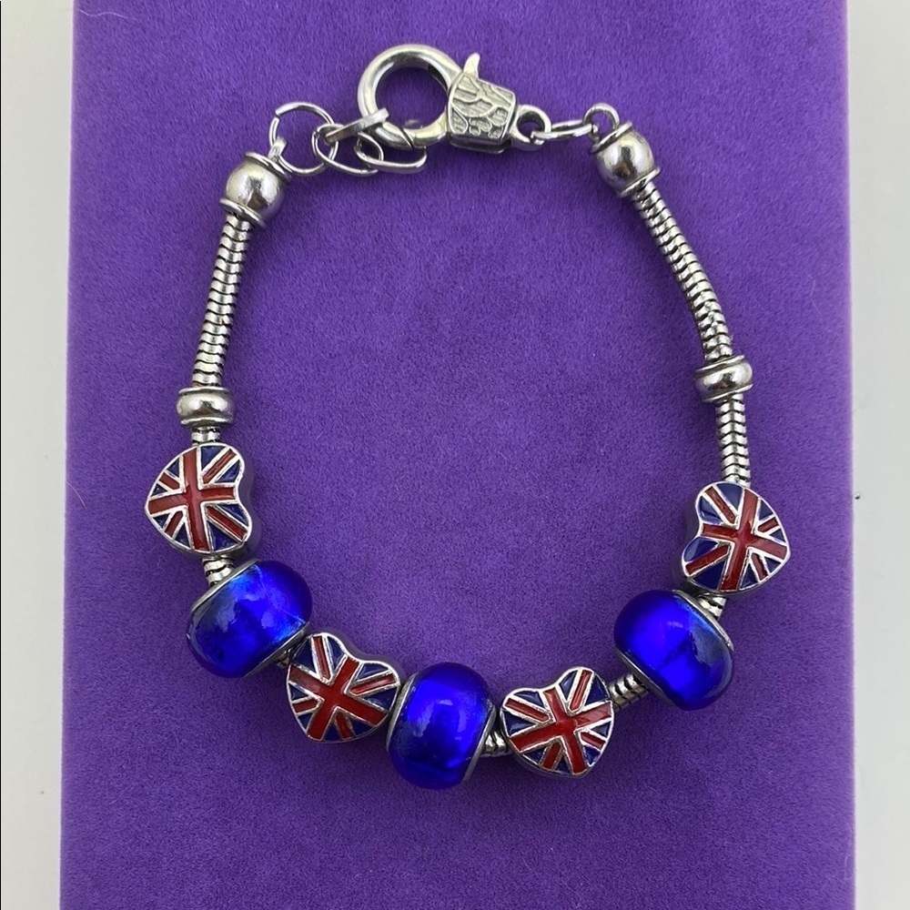 💛 Elegant Union Jack Heart Charm Bracelet in Blue and Silver